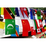 カスタマイズされた文字列の国旗世界各国の100カ国の小さな国旗、旗をぶら下げてい