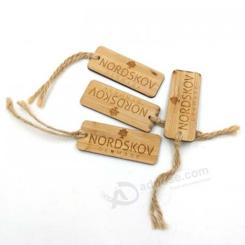 Etiqueta de madera láser personalizada con una etiqueta de madera personalizada de cuerda de yute para la ropa