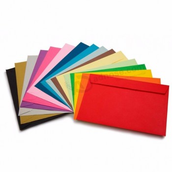 여러 가지 빛깔의 결혼식이나 생일 파티 장소 카드 봉투