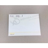 EnveLoppe de papier kraft bLanc découpé au Laser imprimé personnaLisé avec des prix bon marché