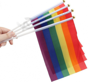 Atacado personalizado mini arco-íris mão bandeira para esportes