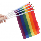 Groothandel aangepaste mini regenboog hand vlag voor sport