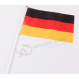 Main en gros secouant drapeau drapeau de la main de l'Allemagne