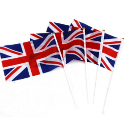 Main de taille personnalisée agitant le drapeau du Royaume-Uni avec le bâton