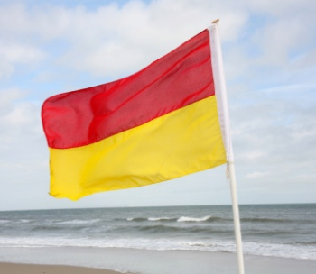 Veel gebruikte rode en gele beach flag grootHand.el