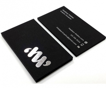 Zwarte visitekaartjes van dik zwart papier van goede kwaliteit