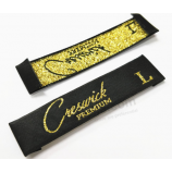 Kledinglabel naaien op gouden draad geweven labels