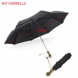 독창성이있는 검은 금속 프레임 세 배의 해골 우산