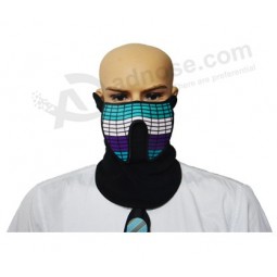 O tipo do fEstival dE música faz máscaras do partido, costumE diantEiro conduzido forma da máscara