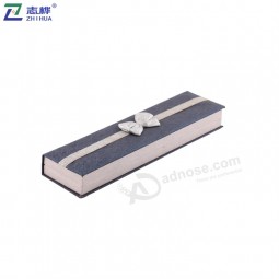 Zhihuaブランドの高品質のカスタムエレガントなバングルのネックレスシルバーの蝶ネクタイの表面の紙の長方形の宝石箱