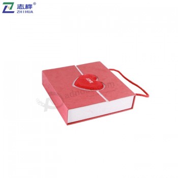 Zhihuaブランドの卸売カスタム高品質の使用は、愛の宝石の包装紙のネックレスボックスを提案する