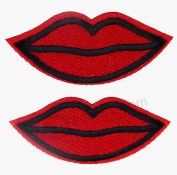 Rode lip geborduurde stok-Op patches op aangepaste twill-patches