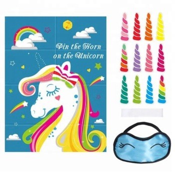 El arco iris del juego de la fiesta de los niños pin el cuerno en el unicornio