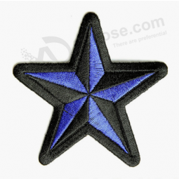 Coser el hierro insignia de la estrella en parches de tela