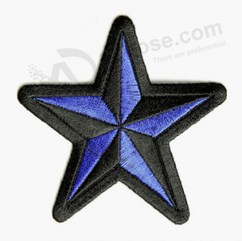 Coser el hierro insignia de la estrella en parches de tela