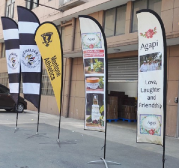 Bandera de plumas de publicidad popular con base cruzada