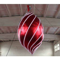 Accrochez un ballon gonflable décoratif de Noël avec de la lumière