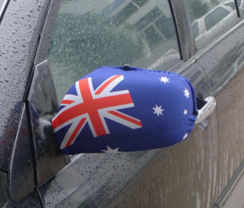 Los aficionados al fútbol que animan la bandera del país espejo de la cubierta del coche