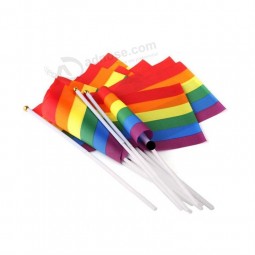 Oem hersteller lgbt flagge benutzerdefinierte mini regenbogen handfahne