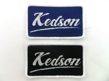 Le logo de la marque personnalisée de badges de vêtement tissé est cousu sur un patch tissé