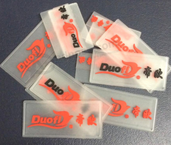 Etiquetas de ropa de goma con logo en relieve transparente de silicona