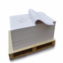 Carta bristol c1s di buona qualità verniciata bianca su un foglio