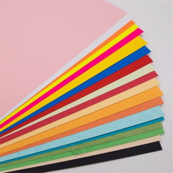 Carta di cartoncino multicolore a colori brillanti