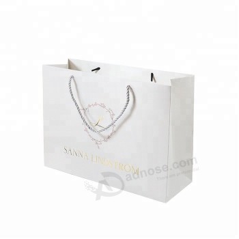 Commercio all'ingrosso di alta qualità gioielli regalo oro stampa a caldo logo bianco maniglia sacchetto di carta per lo shopping