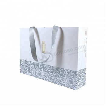 Loja de roupas personalizadas usar hot stamping logotipo de ouro presente saco de papel de compras com alça de fita