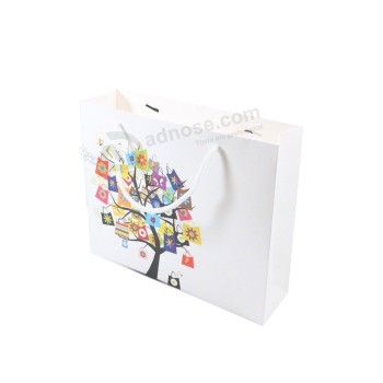 Op maat gemaakte geschenkverpakkingen touwgrepen witte kleding papieren zak met logoprint