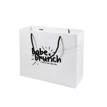 Diseño personalizado impreso regalo de lujo empaquetado bolsa de compras con asa de papel kraft con su propio logotipo para la ropa
