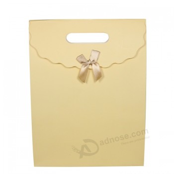 Bolso de papel de la manija cortada con tintas impresa logotipo precioso de encargo para el empaquetado del regalo