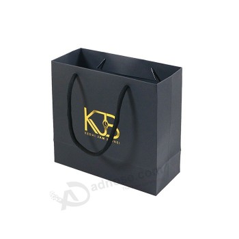 Bolso de papel ecológico negro con estampado en caliente dorado para embalaje de bolsas de joyería