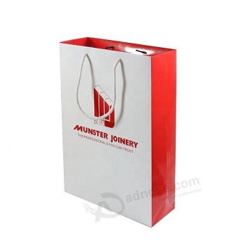 Großhandel Marke benutzerdefinierte Papiertüte Kunstpapier glänzende Laminierung Einkauf Geschenk Tasche mit Logo