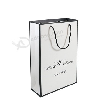 Bolsas de papel de arte laminado de embalaje de nuevo estilo popular para la tienda de ropa Bolsa de papel de regalo presente con su propio logotipo