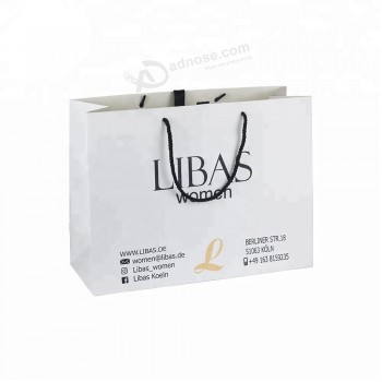 Mango de empaque de regalo personalizado acabado mate manijas de ropa blanca bolsa de papel con logotipo impreso