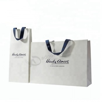 Bolsas de papel impresas personalizadas con manija de cinta de precio al por mayor de fábrica con su propio logotipo para tiendas