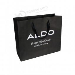 Aangepaste zwarte lint handvat luxe design logo gedrukt winkelen draagtassen kraft papieren zak voor verpakking