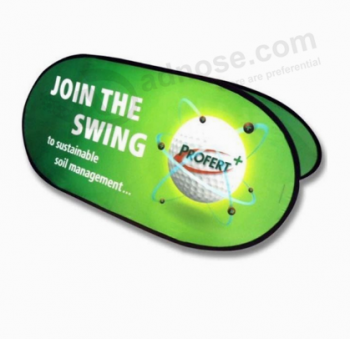спортивная игра, рекламирующая портативную рамку баннера для игры в гольф
