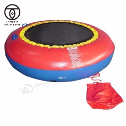Jogos de água pulando trampolim inflável