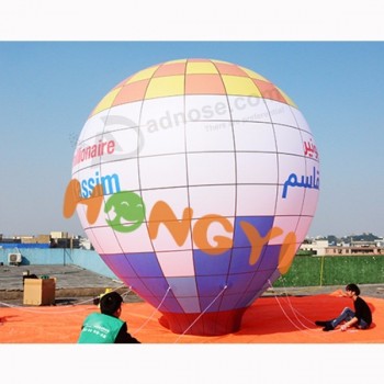 En forma de bulbo grande, globo aerostático muestra un globo inflable de aterrizaje