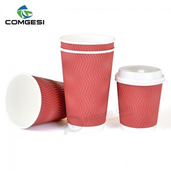 Copas de ondulación rojas con tapa negra desechables_takeaway copas de papel acanaladas aisladas _ vasos de papel corrugados