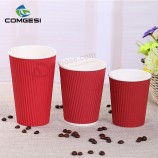 Copos de papel com tampas com nervuras e copos de papel de café isolados