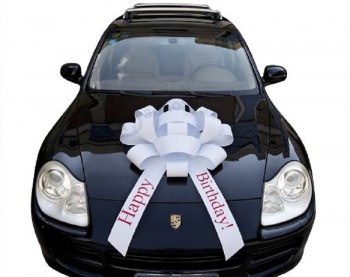 Grande fiocco bianco avvolge il nastro da regalo per la decorazione dell'auto