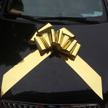 Regalo d'oro avvolgere gli archi da tiro metallici dell'auto da sposa