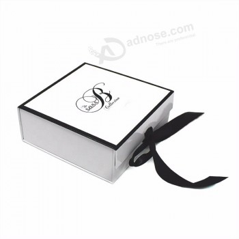 Caixa de embalagem de papelão branco com logotipo preto e fita