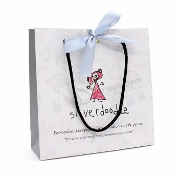 Impresión personalizada con su propio logotipo, bolsas de compra de papel de regalo reciclable con cinta