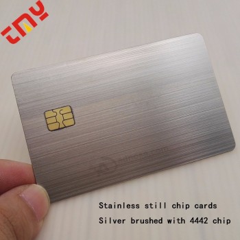 Aparece una impresión de tamaño de tarjeta de crédito personalizada con chip, tarjetas de crédito de visa de metal personalizadas en blanco