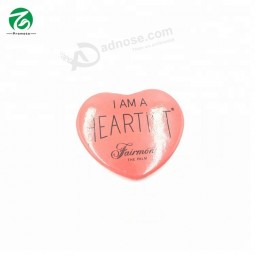 La venta caliente en forma de corazón pin botones insignia insignia de metal