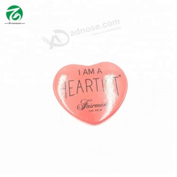 La venta caliente en forma de corazón pin botones insignia insignia de metal